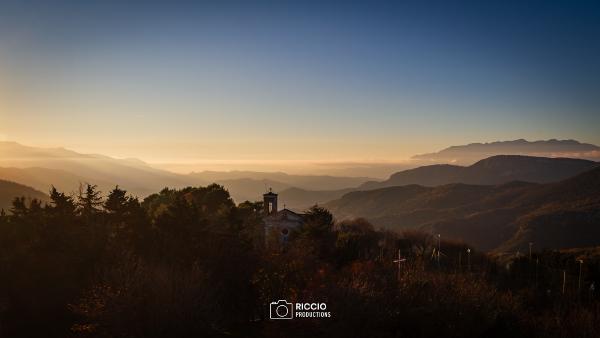 Chiesa di San Vito Martire e Little Canyon sullo sfondo - Tortorella (SA)